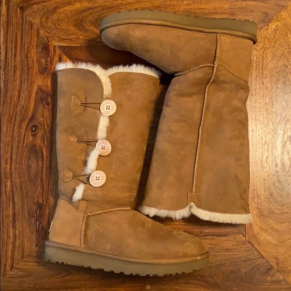 Ugg Bailey Button Shearling Boot - Picture 2 of 6